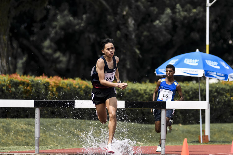 NTU’s Chilton Ong (#178) defended his 3000m steeplechase title clocking a time of 10:27.41, while NUS duo Daniel Cheng (#118) and Rajesh Muthu Ramanathan (#119) grabbed the silver and bronze with timings of 10:48.67 and 11:11.19 respectively. (Photo 72 © Iman Hashim/Red Sports)