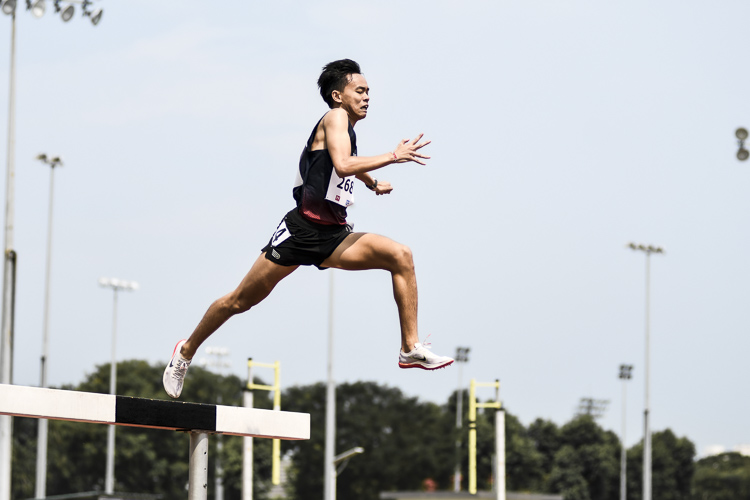 NTU’s Chilton Ong (#178) defended his 3000m steeplechase title clocking a time of 10:27.41, while NUS duo Daniel Cheng (#118) and Rajesh Muthu Ramanathan (#119) grabbed the silver and bronze with timings of 10:48.67 and 11:11.19 respectively. (Photo 72 © Iman Hashim/Red Sports)