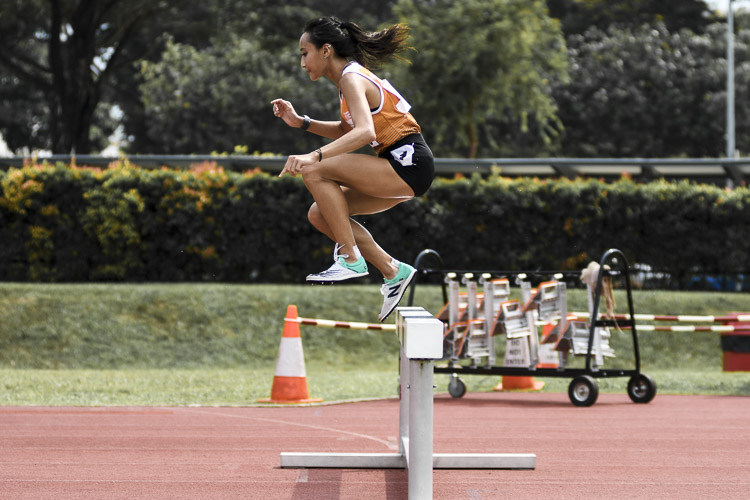 Two NUS athletes went under the meet record as Vanessa Lee (#130) and Clarice Lau (#129) finished 1-2 in the women's 3000m steeplechase with timings of 12:02.55 and 12:39.84 respectively. Vanessa fell short of her lifetime best of 11:45.09 while Clarice’s time was a new PB. NTU's Cheryl Chng (#201) claimed the bronze in 14:43.45. (Photo 25 © Iman Hashim/Red Sports)