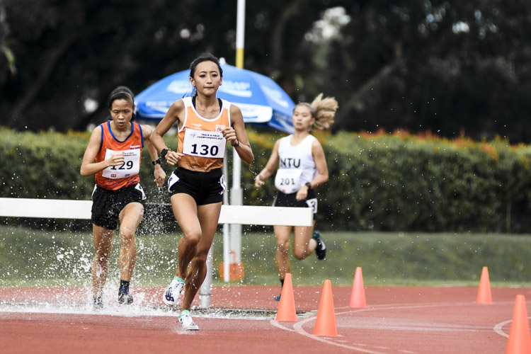Two NUS athletes went under the meet record as Vanessa Lee (#130) and Clarice Lau (#129) finished 1-2 in the women's 3000m steeplechase with timings of 12:02.55 and 12:39.84 respectively. Vanessa fell short of her lifetime best of 11:45.09 while Clarice’s time was a new PB. NTU's Cheryl Chng (#201) claimed the bronze in 14:43.45. (Photo 25 © Iman Hashim/Red Sports)