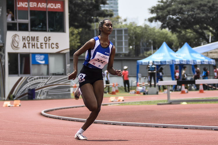 IVP #trackandfield: SIT's Roxanne Enriquez (#153) emerged victorious in the women's 400m timed finals, clinching her third individual medal of the meet in 1:03.03 to add to her 100m and 200m bronzes. Republic Poly's Ho Zhi Xuan (#244) took silver in 1:03.70, while NTU's Clenyce Tan (#199) clocked 1:04.40 three hours after her 400m hurdles win to grab the bronze. (Photo 72 © Iman Hashim/Red Sports)