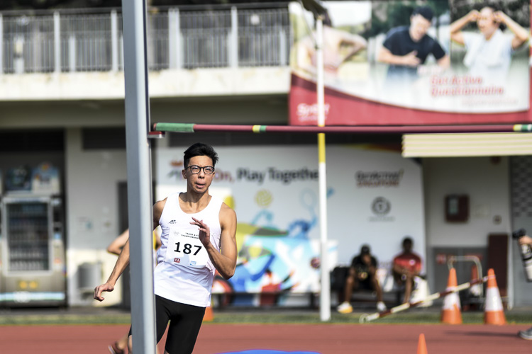 NTU’s Ong Wee Teck (1st, 2nd pic) topped the men’s high jump field with a best clearance of 1.88 metres. Chin Yiyang (3rd, 4th pic) of Ngee Ann Poly cleared 1.79m to grab the silver, while S’pore Poly’s Loh Jun Jie (5th pic) and NTU’s Chua Cheng Leong (6th pic) shared the bronze with the same final height of 1.76m and an equal number of previous failed attempts. (Photo 72 © Iman Hashim/Red Sports)