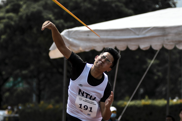 Justyn Phoa (#191) of NTU threw a distance of 55.73 metres to emerge victorious in the men's javelin. The national record holder in the event (61.07m) came out tops in a strong field which included NUS's Wang Ting Jia (#91) and NTU's Tan Yi Ren (#192), who came in second and third with throws of 52.43m and 48.30m respectively. (Photo 72 © Iman Hashim/Red Sports)