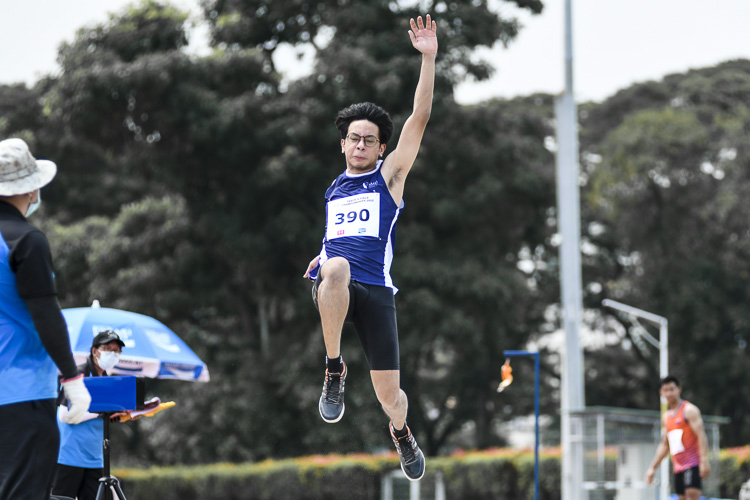 NTU's Justin Lee (#184) leapt 6.73 metres against a 1.6m/s headwind to claim the men's long jump gold. SIT's Jarryl Chong (#150) took the silver with 6.47m and NUS's Adlan Syaddad (#77) the bronze with 6.35m. A day later, Justin completed a double gold with victory in the triple jump, recording a distance of 13.19m. (Photo 72 © Iman Hashim/Red Sports)