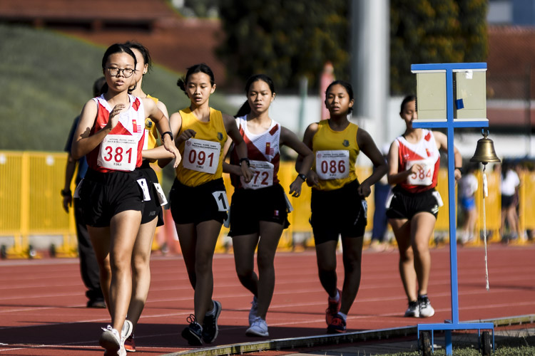 Kuek Yu Jing (#381) of NJC finished second in the B Div girls' 1500m racewalk in 8:44.34. (Photo 1 © Iman Hashim/Red Sports)