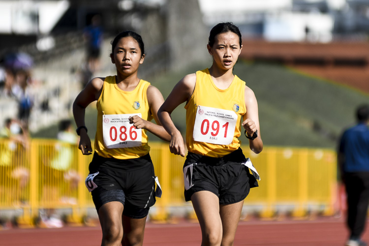 Cedar Girls’ Sem Shan Ya (#91) placed third in the B Div girls' 1500m racewalk in 9:21.11, while teammate Nur Hidayah (#86) finished fourth in 9:23.26. (Photo 1 © Iman Hashim/Red Sports)