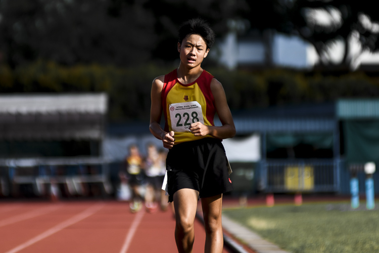 Darwin Sua (#228) led a Hwa Chong 1-2 finish in the C Div boys’ 1500m racewalk, crossing the line in 8:33.54. (Photo 1 © Iman Hashim/Red Sports)