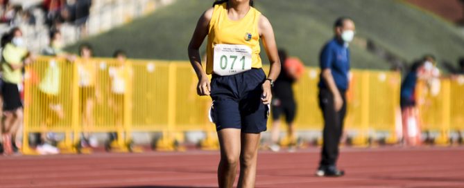 Cedar Girls’ earned a 1-2 finish in the C Div girls’ 1500m racewalk, with Prisha Kaushal (#71) clinching gold in 10:07.88. (Photo 1 © Iman Hashim/Red Sports)