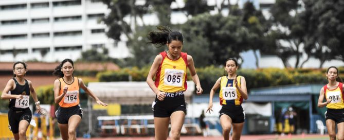 Eleana Goh (#85) of HCI clinched victory in the A Div girls' 200m final in a personal best 26.16s, as Singapore Sports School's Tong Yan Yee (#164) and Laura Wong of ACJC finished second and third in 27.19s and 27.28s respectively. (Photo 1 © Iman Hashim/Red Sports)