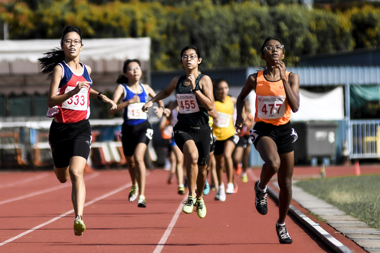 Laavinia Jaiganth (#477) of Singapore Sports School claimed victory in a tight B Div girls' 800m final, clocking a time of 2:30.79. Silver medalist Faith Foo (#333) of Nan Hua High School finished in 2:31.38, while Kimberly Chew (#455) of Raffles Girls' School clocked 2:32.80 for bronze. (Photo 1 © Iman Hashim/Red Sports)