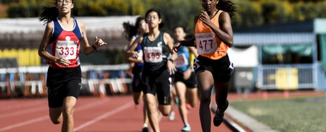 Laavinia Jaiganth (#477) of Singapore Sports School claimed victory in a tight B Div girls' 800m final, clocking a time of 2:30.79. Silver medalist Faith Foo (#333) of Nan Hua High School finished in 2:31.38, while Kimberly Chew (#455) of Raffles Girls' School clocked 2:32.80 for bronze. (Photo 1 © Iman Hashim/Red Sports)