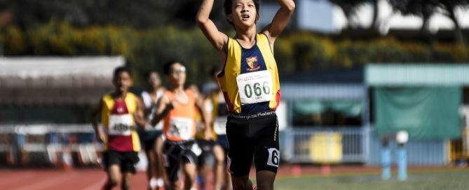 ACS(I)'s Soh Wee Jin (#66) clinched gold in the C Div boys' 800m final with a time of 2:15.40. Emre Rizq Mika (#363) of Singapore Sports School claimed the silver in 2:17.95, while Jeevan Joshua Jerom (#488) of Victoria School took bronze in 2:18.73. (Photo 1 © Iman Hashim/Red Sports)