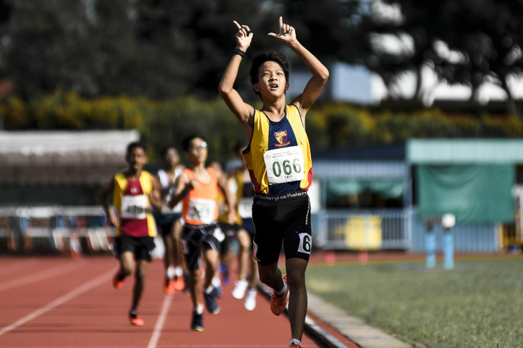 ACS(I)'s Soh Wee Jin (#66) clinched gold in the C Div boys' 800m final with a time of 2:15.40. Emre Rizq Mika (#363) of Singapore Sports School claimed the silver in 2:17.95, while Jeevan Joshua Jerom (#488) of Victoria School took bronze in 2:18.73. (Photo 1 © Iman Hashim/Red Sports)