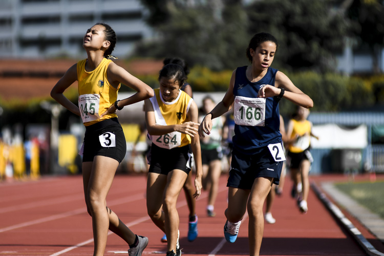 Cedar Girls' Caelyn Chew (#45) won the C Div girls' 800m final stopping the clock at 2:39.22. Manuela Sidhom (#166) of CHIJ St. Theresa's Convent finished close behind in silver position with a time of 2:40.17, edging out Nanyang Girls' Cheryl Tan (#264) who clocked 2:40.42 for the bronze. (Photo 1 © Iman Hashim/Red Sports)