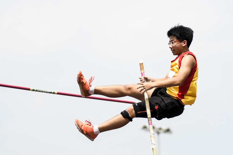 Terng Juin Chih (#148) of HCI in action in the A Div boys' pole vault. (Photo 1 © Iman Hashim/Red Sports)