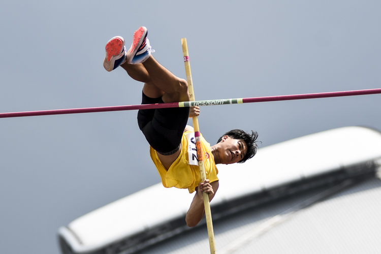 Joel Tan (#312) of VJC cleared 3.55m to place sixth in the A Div boys' pole vault. (Photo 1 © Iman Hashim/Red Sports)
