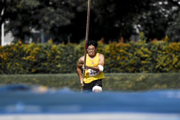 Jonathan Quek (#308) of VJC cleared 3.70m to place fifth in the A Div boys' pole vault. (Photo 1 © Iman Hashim/Red Sports)