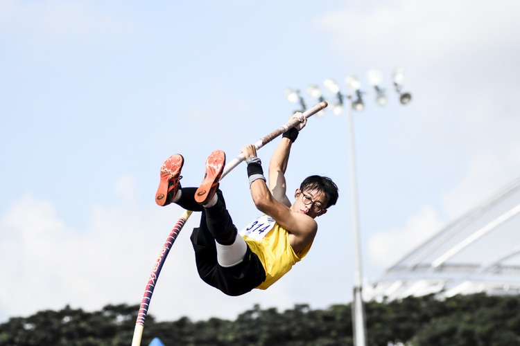 VJC's Enoch Tew (#314) soared over 4.30 metres to win the A Div boys' pole vault gold. (Photo 1 © Iman Hashim/Red Sports)