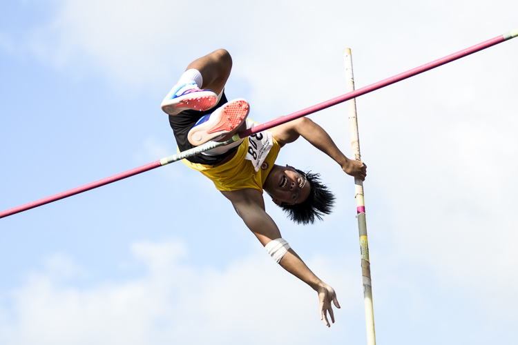Jonathan Quek (#308) of VJC cleared 3.70m to place fifth in the A Div boys' pole vault. (Photo 1 © Iman Hashim/Red Sports)