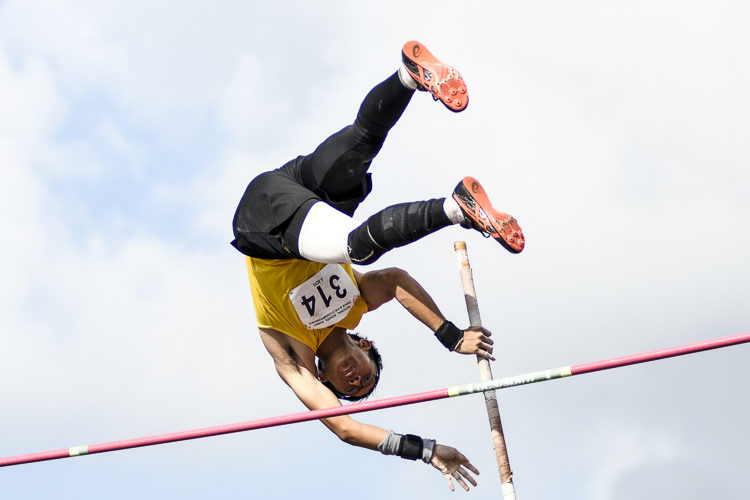 VJC's Enoch Tew (#314) soared over 4.30 metres to win the A Div boys' pole vault gold. (Photo 1 © Iman Hashim/Red Sports)