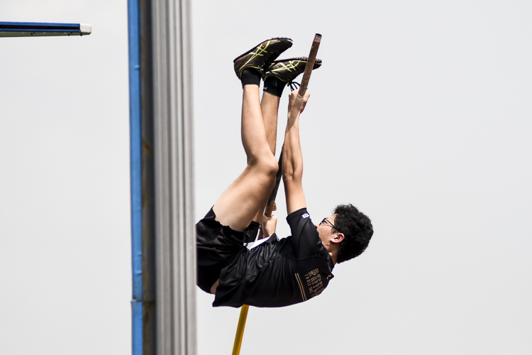 Liu Yucen (#231) of RI placed fourth in the A Div boys' pole vault with a clearance of 3.85m. (Photo 1 © Iman Hashim/Red Sports)