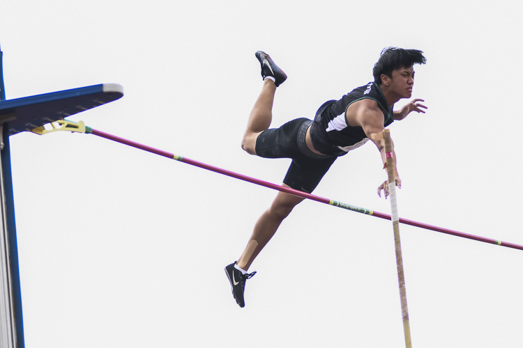 RI's Rhineson Kok (#238) recorded a personal best 4.20m to clinch the silver in the A Div boys' pole vault. (Photo 1 © Iman Hashim/Red Sports)