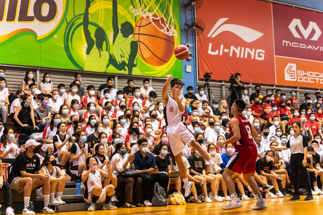 NJC's Paolo Lim (centre, in white) throws a pass, hoping to connect with a teammate. (Photo X © Bryan Foo/Red Sports)