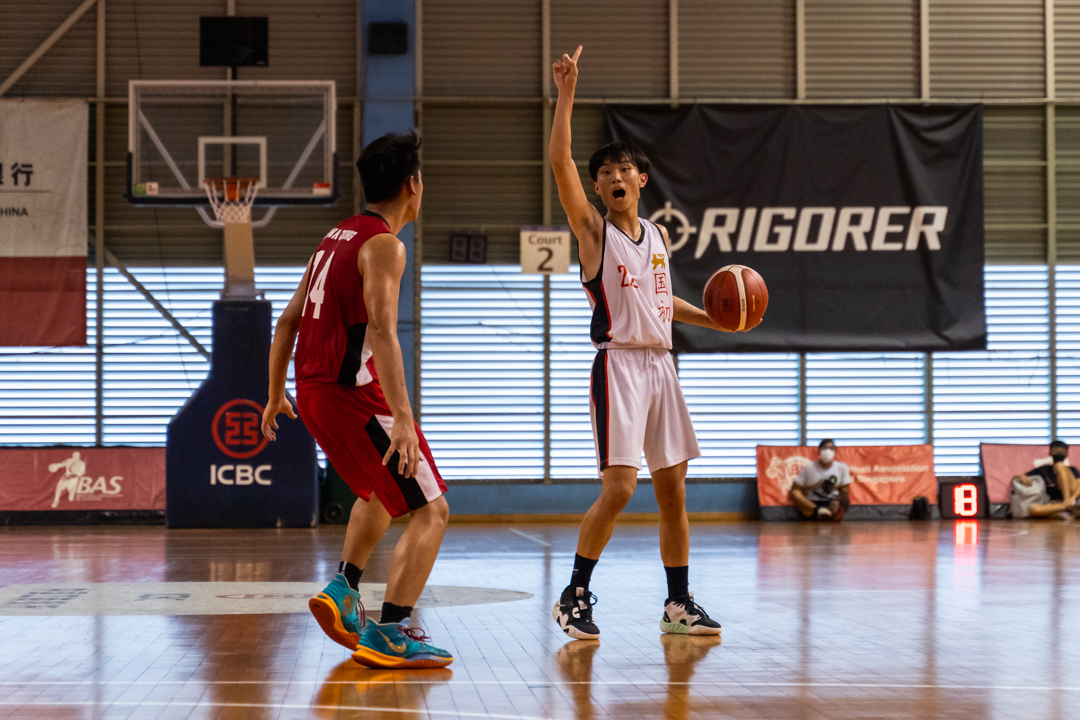 Lim Wei Jie (right) calls a play for NJC. (Photo X © Bryan Foo/Red Sports)
