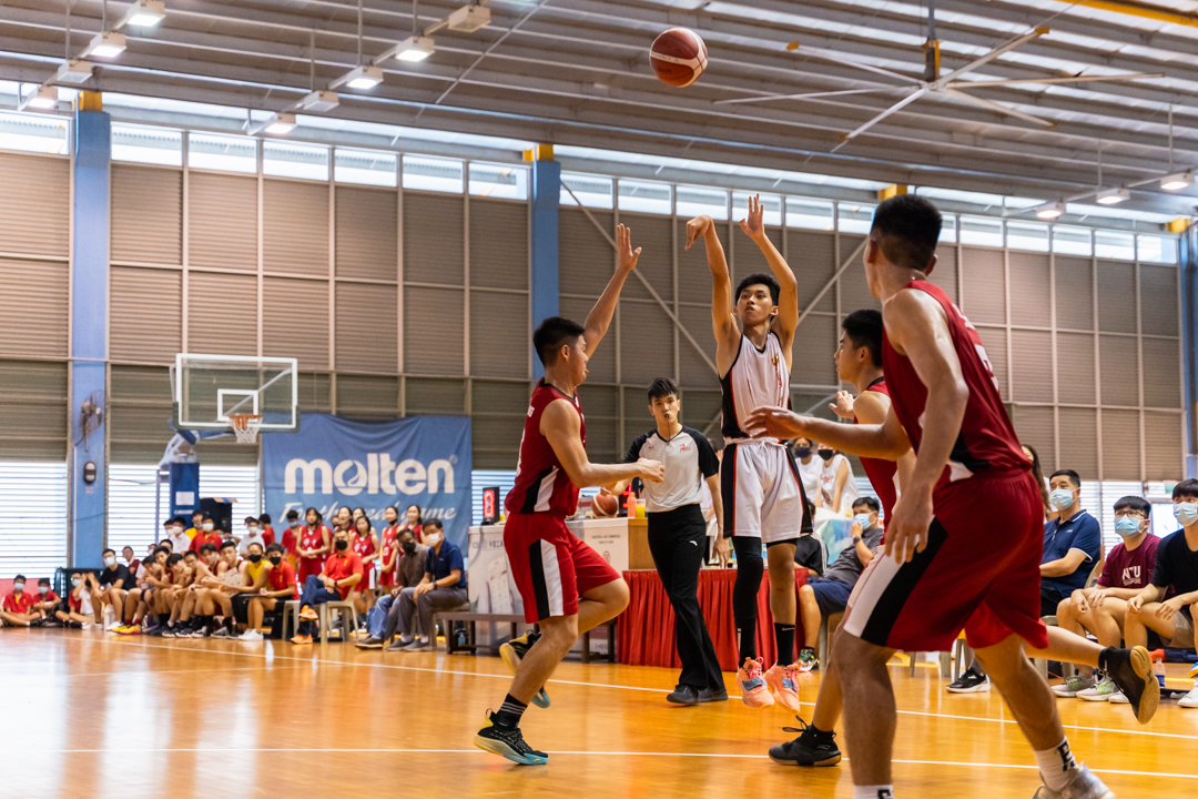 Ray Chan (in white) goes for the three-pointer. (Photo X © Bryan Foo/Red Sports)