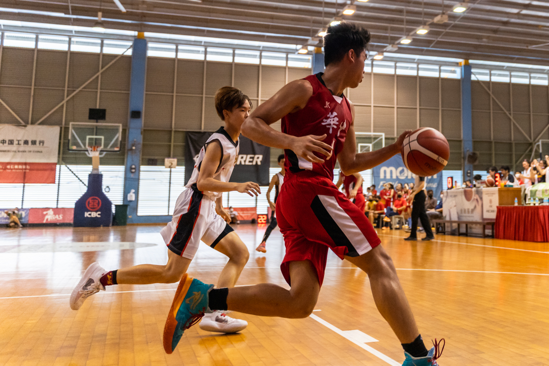 HCI's Chong Weng Kee (right, in red) takes possession of the ball after a rebound. (Photo X © Bryan Foo/Red Sports)
