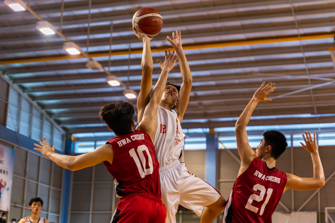 NJC's Paolo Lim (centre, in white) jumps to go for the points. (Photo X © Bryan Foo/Red Sports)