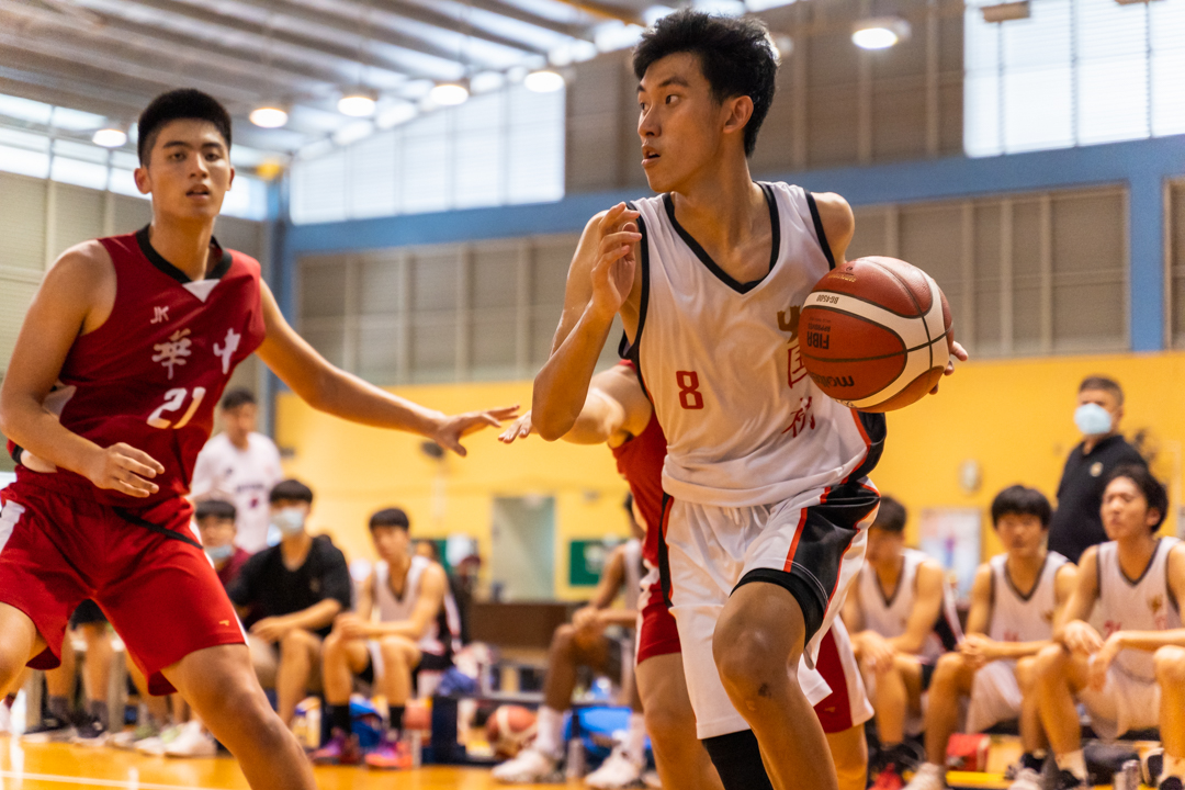 NJC's Ray Chan (right, in white) looking to evade the HCI defence. (Photo X © Bryan Foo/Red Sports)