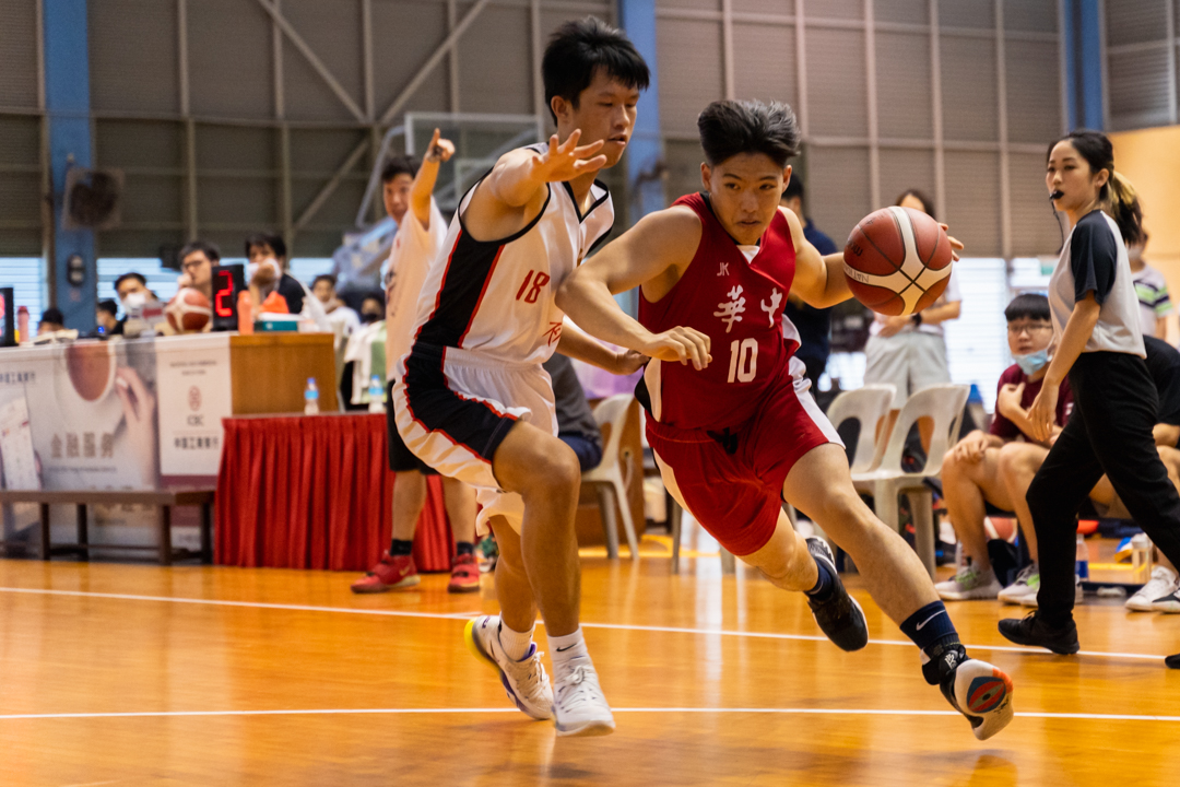 Lim Yi Heng (right) of HCI drives the ball in. (Photo X © Bryan Foo/Red Sports)