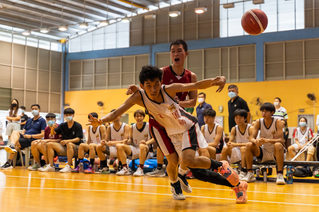 NJC's Ray Chan (centre, in white) looks on as the ball exits the court. (Photo X © Bryan Foo/Red Sports)