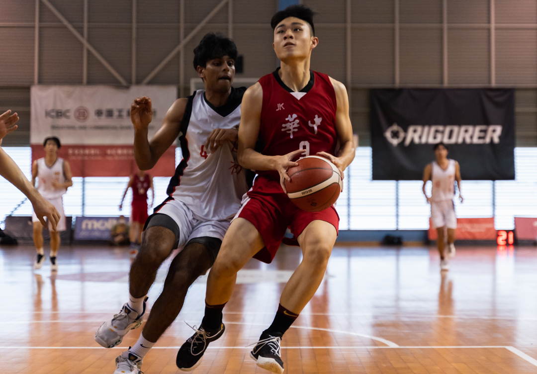 HCI's Ng Yu Jun (right) looking for an opening to shoot. (Photo X © Bryan Foo/Red Sports)