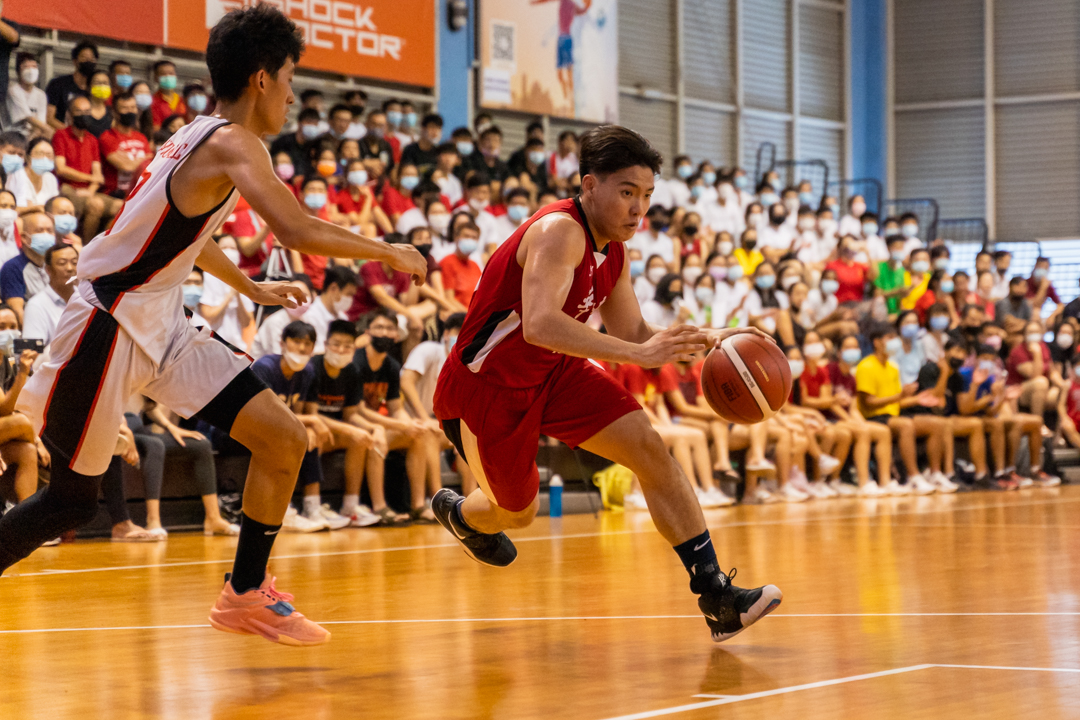 Lim Yi Heng (HCI #10) dribbles the ball in. (Photo X © Bryan Foo/Red Sports)