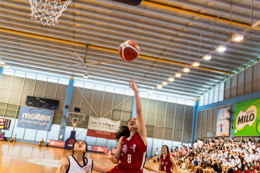 Mindy Peck (HCI #8) (centre, in red) goes for the layup. (Photo X © Bryan Foo/Red Sports)