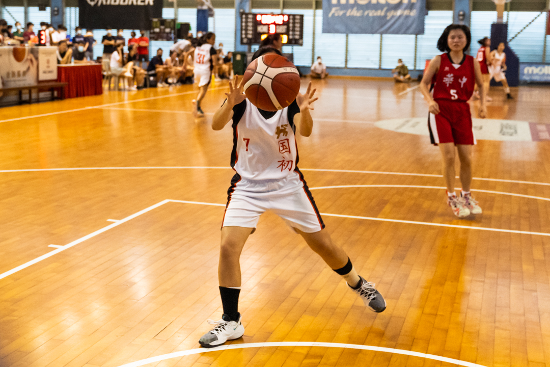 NJC #7 (centre, in white) catches the ball. (Photo X © Bryan Foo/Red Sports)