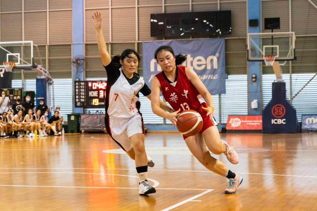 Sarah Goh (HCI #13) (right, in red) drives into the paint. (Photo X © Bryan Foo/Red Sports)