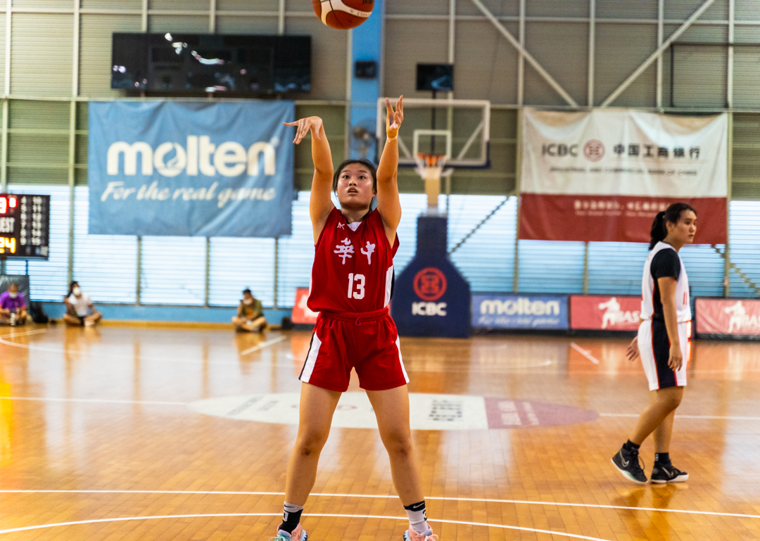 Sarah Goh (HCI #13) (centre, in red) goes for a free throw. (Photo X © Bryan Foo/Red Sports)