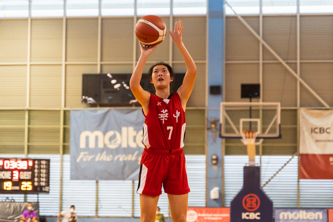 Zhang Ruoyi (HCI #7) (centre, in red) takes a free throw. (Photo X © Bryan Foo/Red Sports)