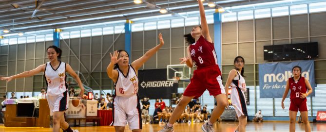 Mindy Peck (HCI #8) (centre, in red) aims for the backboard. (Photo X © Bryan Foo/Red Sports)