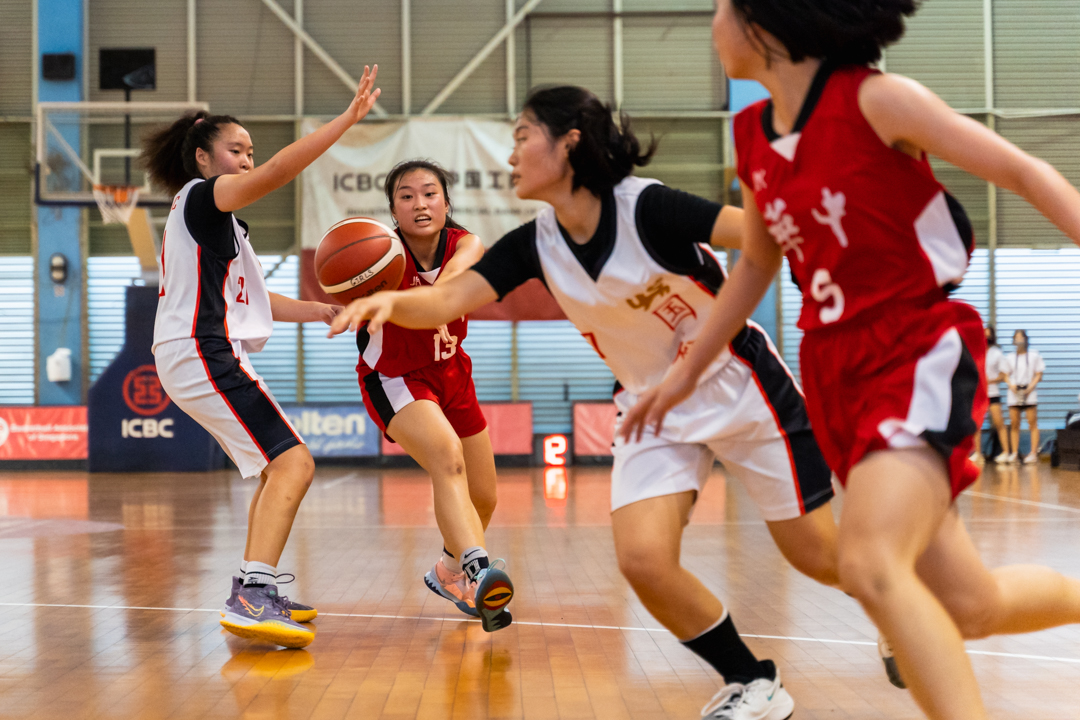 Sarah Goh (#13) (centre, in red) looking for an opening to pass to her teammate. (Photo X © Bryan Foo/Red Sports)
