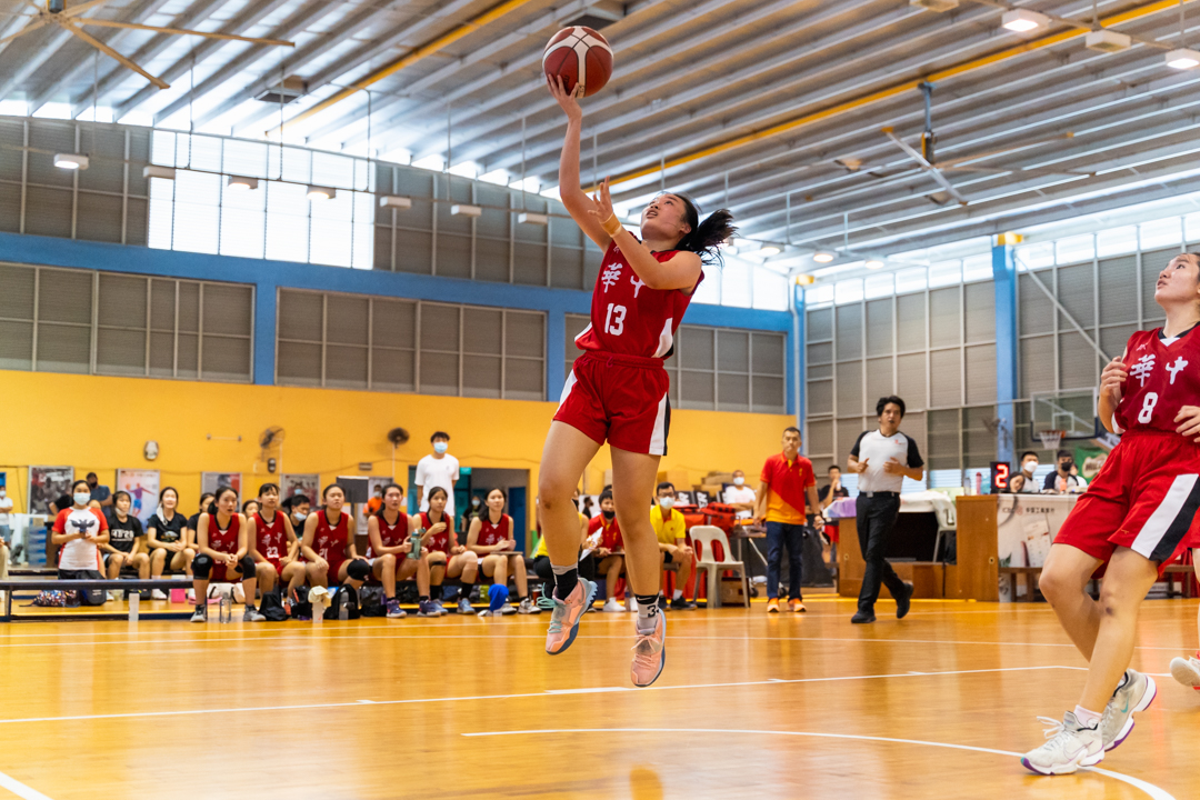 Sarah Goh (HCI #13) (centre, in red) going for a layup. (Photo X © Bryan Foo/Red Sports)
