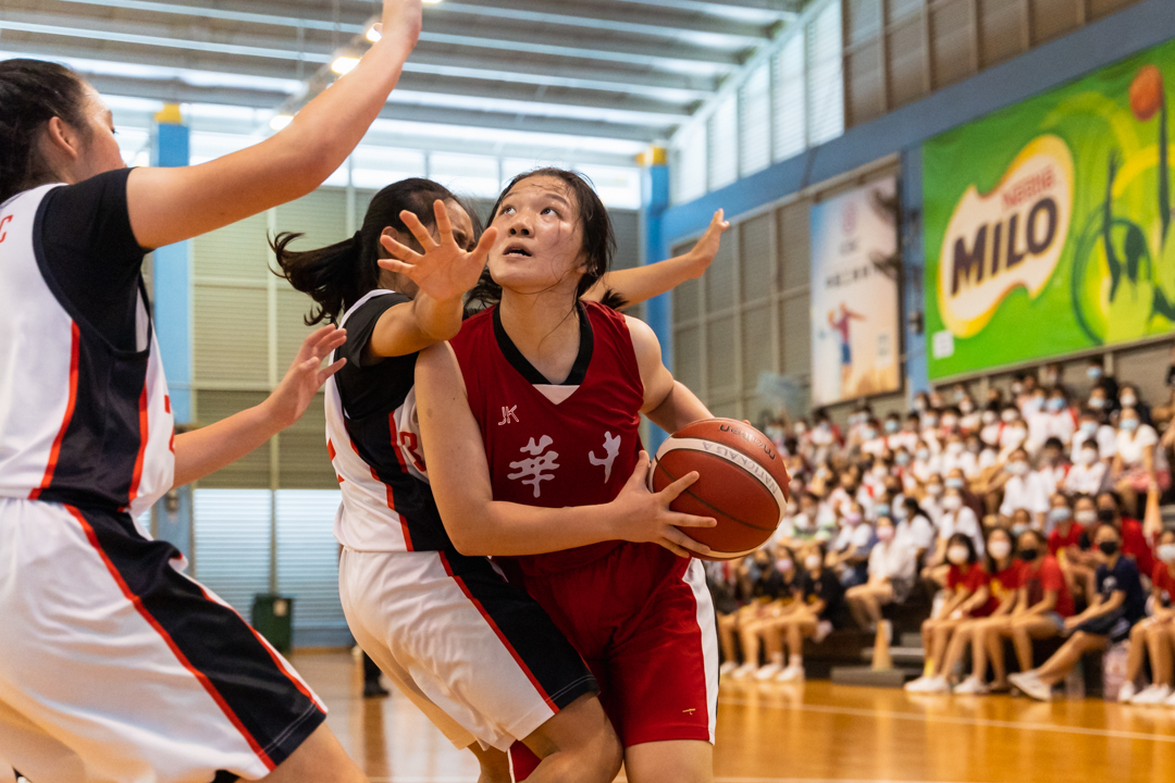 Dawn Wan (HCI #11) (centre, in red) sizing up the shot. (Photo X © Bryan Foo/Red Sports)