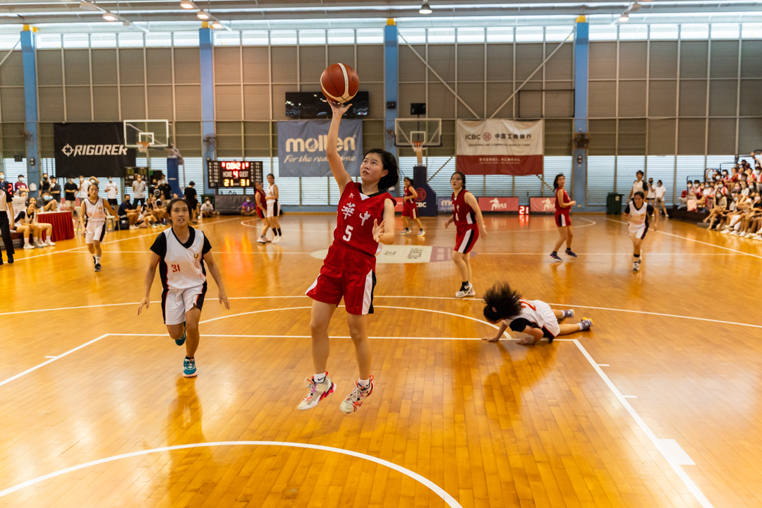 Huang Kaining (HCI #5) (centre, in red) looking to add 2 points to HCI's tally. (Photo X © Bryan Foo/Red Sports)