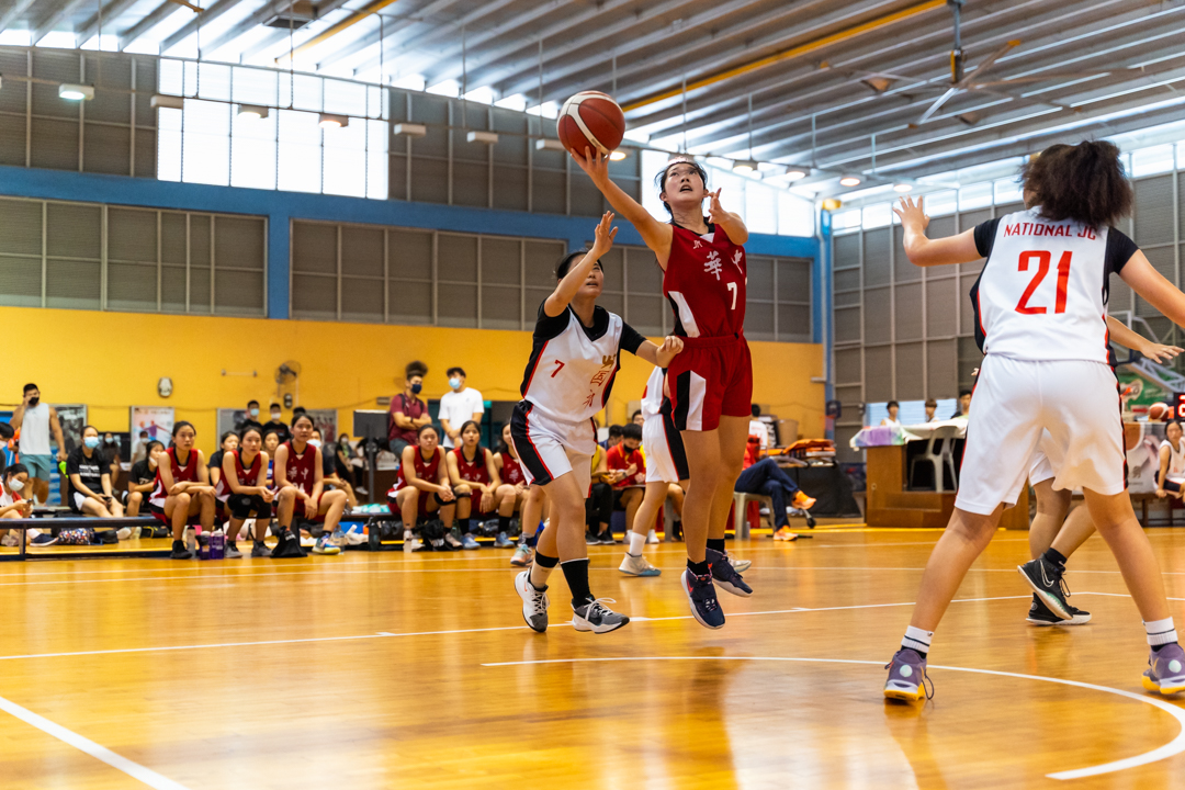 Zhang Ruoyi (HCI #7) (centre, in red) with a layup. (Photo X © Bryan Foo/Red Sports)