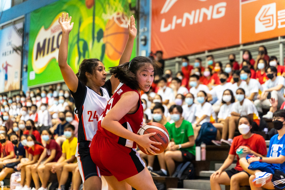 Sarah Goh (HCI #13) (right, in red) looking for support as her schoolmates watch on. (Photo X © Bryan Foo/Red Sports)