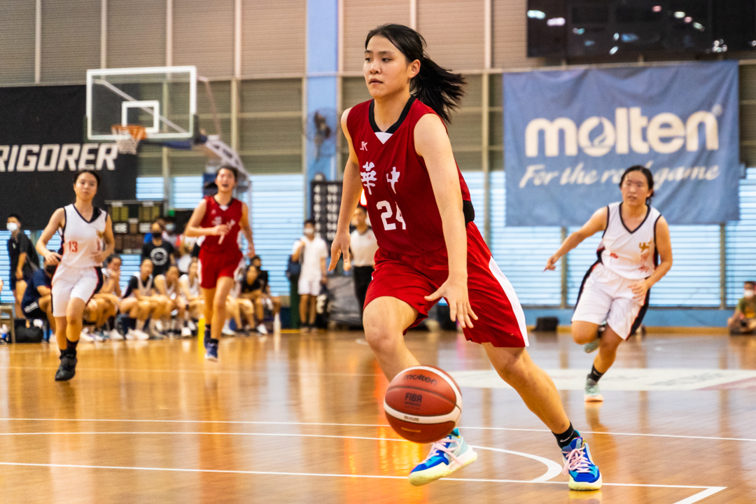 Li Shilin (HCI #24) (centre, in red) advances to the basket. (Photo X © Bryan Foo/Red Sports)
