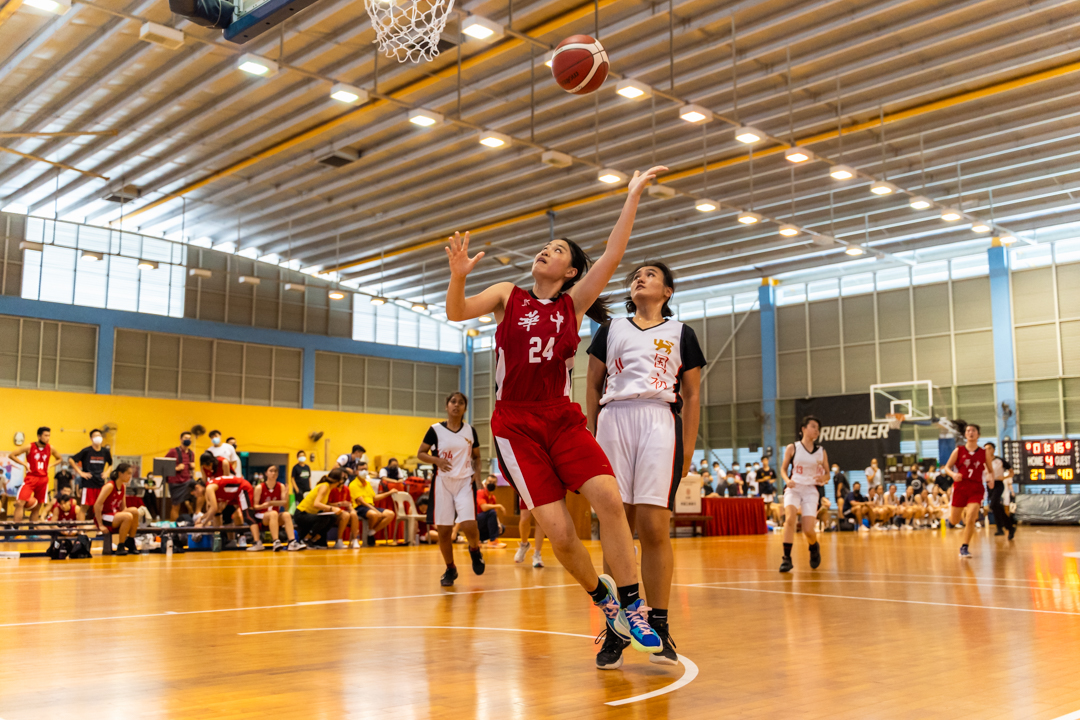 Li Shilin (HCI #24) (centre, in red) goes for points. (Photo X © Bryan Foo/Red Sports)